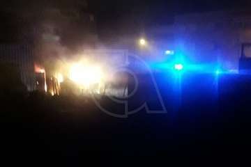 Última Hora: Incendio en un solar lleno de maderas próximo a la plaza de Punto Fielato (Telde)/Inma Perera.